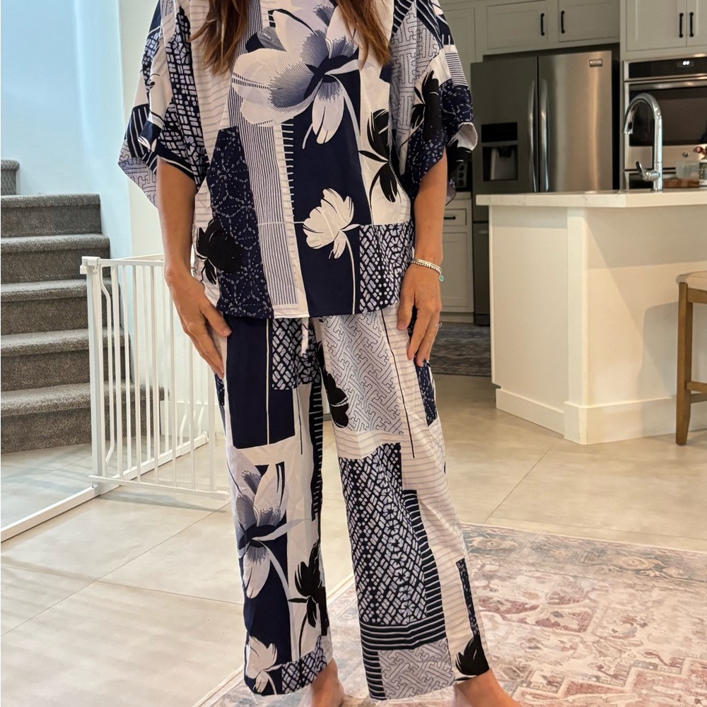 Natori Navy and White Floral Lounge Set